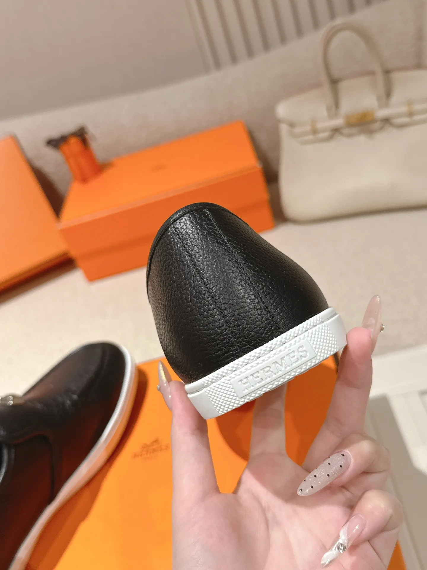 Men's Men's Shoes 600💰 Hermes# Couple Studded Loafers Calfskin and suede goatskin lace-up free sneakers with signature "H" detail. The design is simple and smooth, creating a fashionable urban look. It is comfortable and versatile. H family classics are not outdated, and the delivery counter is exquisitely packaged🛍📦 Fabric: Original customized imported first-layer cowhide/cow down Lining: Imported soft sheepskin Sole: Original open-molded anti-slip TPU material Size: 35-45